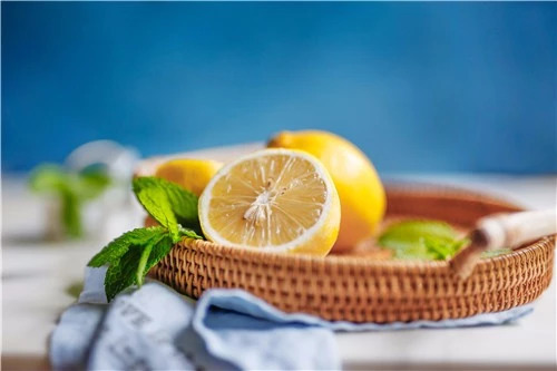 怎么只用一个柠檬泡水喝还好喝,如何用柠檬泡水最好喝又还不苦