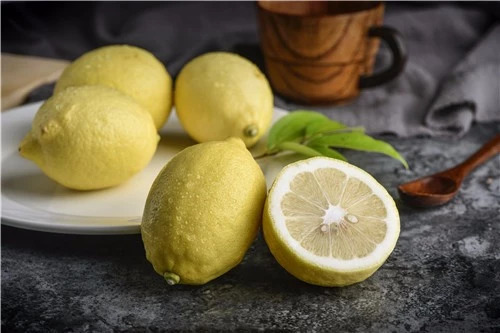 怎么只用一个柠檬泡水喝还好喝,如何用柠檬泡水最好喝又还不苦