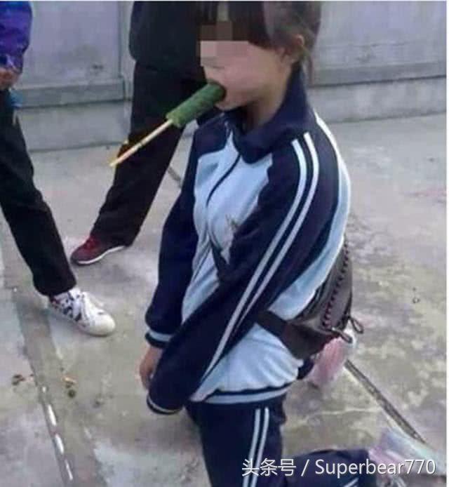 13岁女儿突然走路叉腿，父亲晚上悄悄脱下裤子，泪水忍不住流出