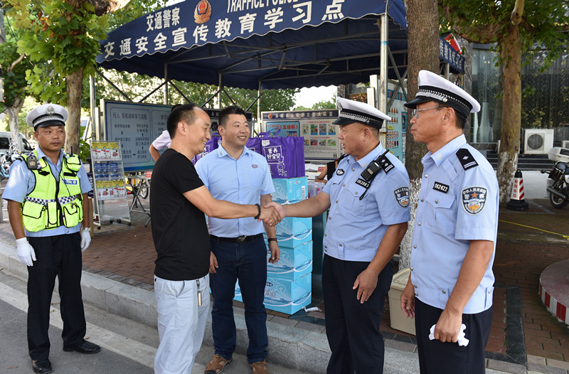 商丘怡帆商贸有限公司慰问市公安局交警大队