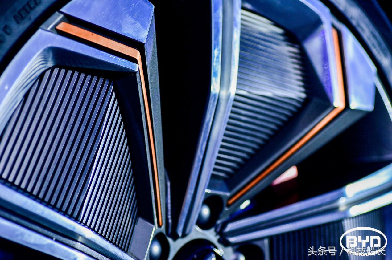 比亚迪“龙晶”车灯:把汽车灯光玩到极致酷炫