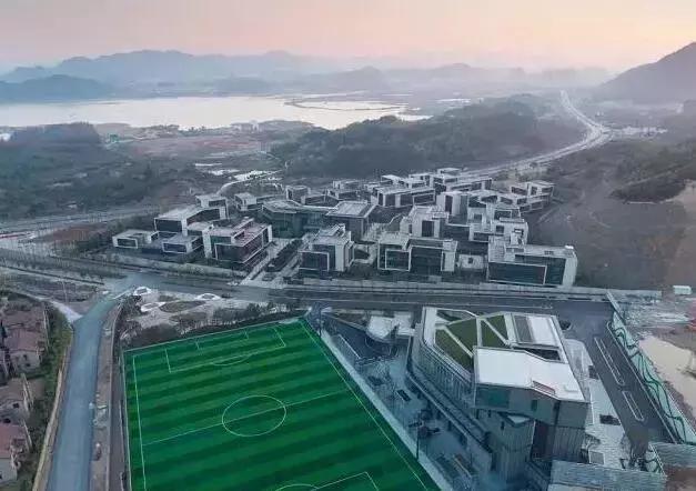 造价千万的完美球场秋天的青山湖边藏了一个网红级别的团建圣地