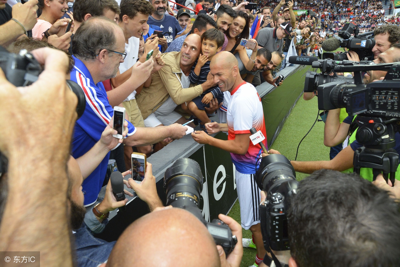 c罗倒挂金钩齐达内反应,c罗世纪倒挂金钩齐达内摸头