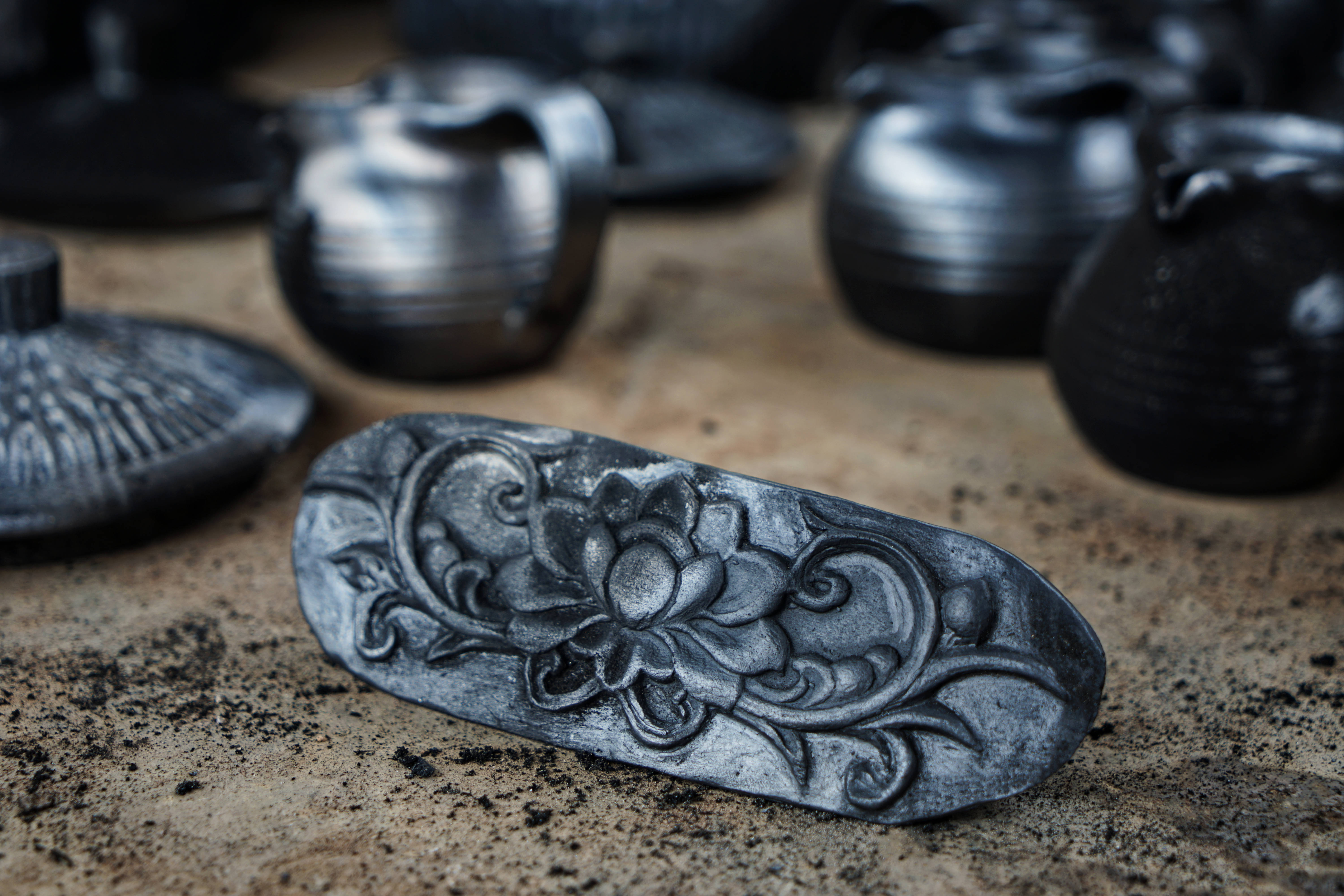 黑陶的前世今生：5000年古文明技艺把泥土炼成“黑金”