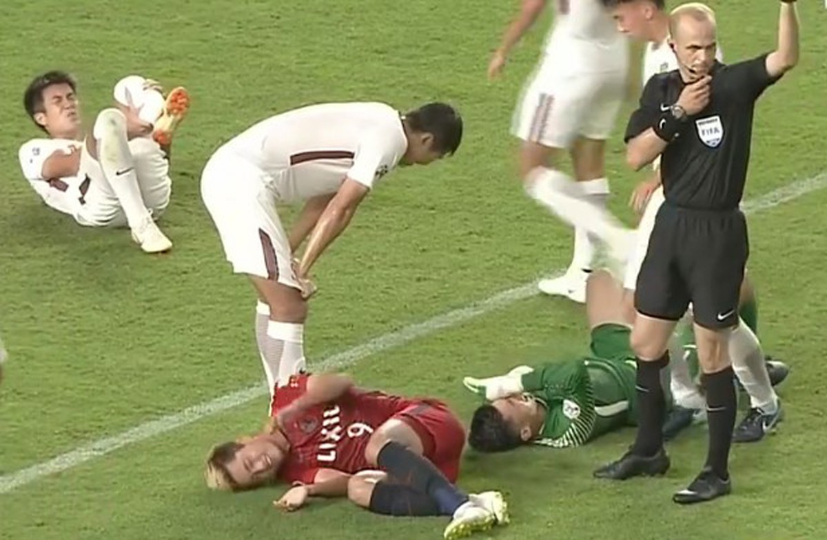 亚冠赛场惊现离谱失误泰山门将,亚冠门将离奇失误