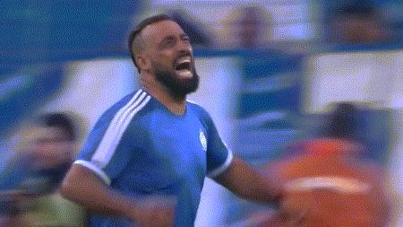 开场10秒他就进球了,对方球员怎么都站着不动?