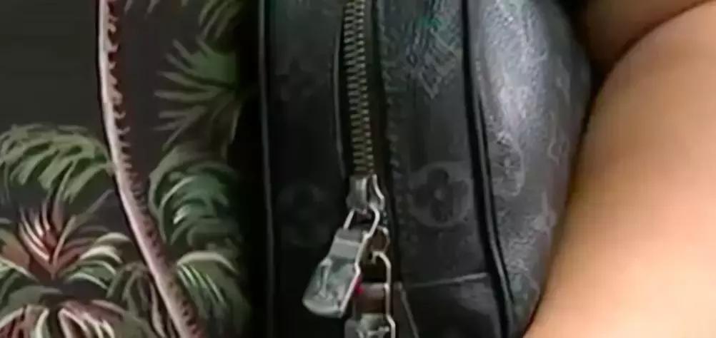 lv板鞋为什么皮质有裂纹,我在专柜买的lv鞋子有瑕疵怎么办