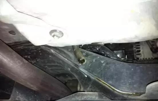 汽车上面的小孔有什么用,开了这么多年的车感觉怎么样