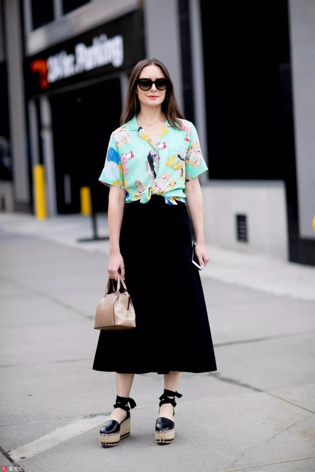 衬衣是秋季必不可少的百搭神器,夏秋交替时尚衬衫