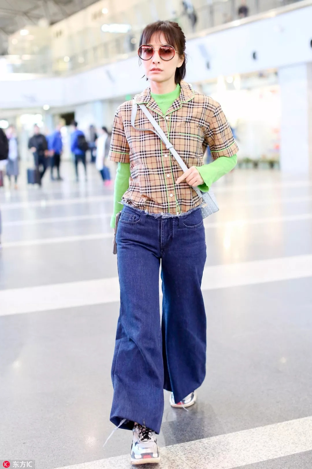 衬衣是秋季必不可少的百搭神器,夏秋交替时尚衬衫