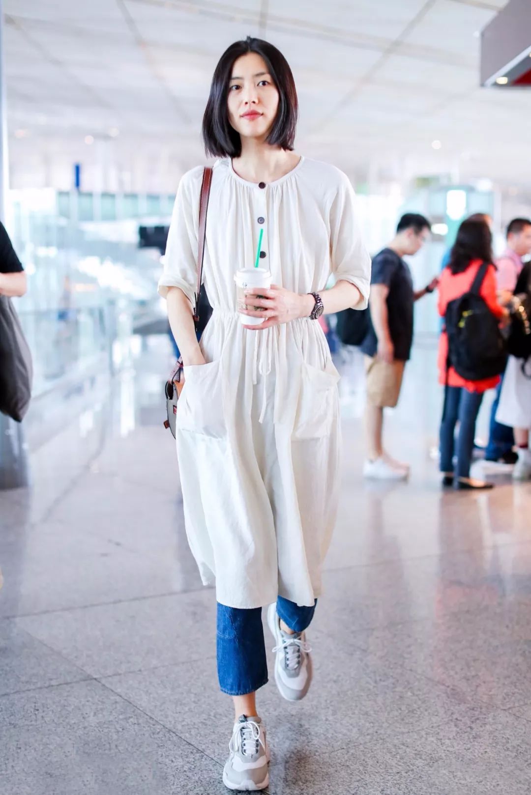 今年秋季流行穿裙子裤子超级时髦,秋季时尚洋气卫衣裙