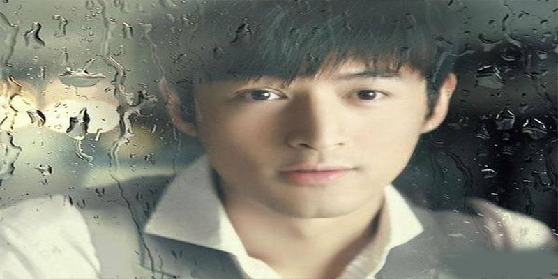 额头有个突起,下巴和额头中间有一条沟