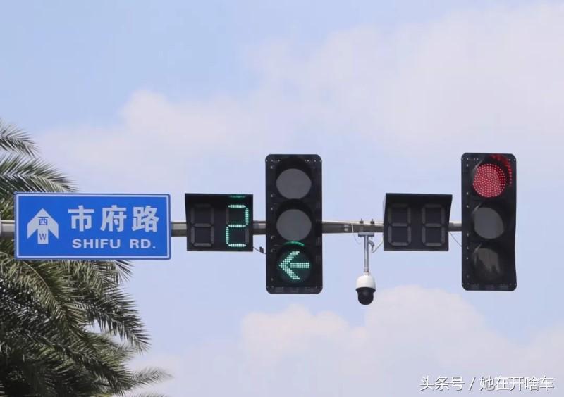 红灯右转到底违不违章,红灯可以右转但还是被扣分了