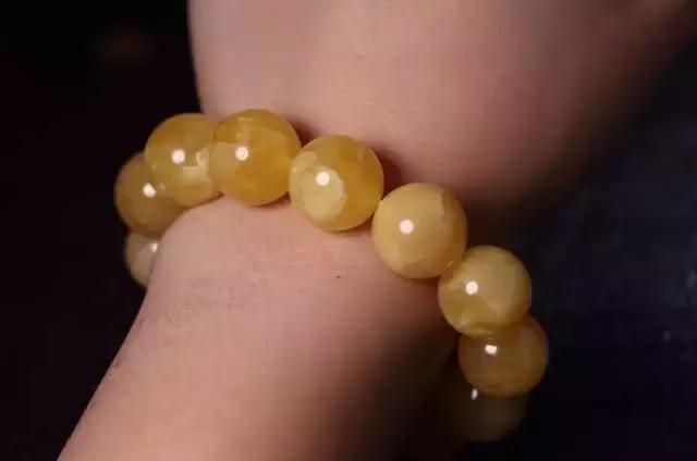 蜜蜡可以用强生婴儿油保养吗,蜜蜡手串的保养方法和注意事项