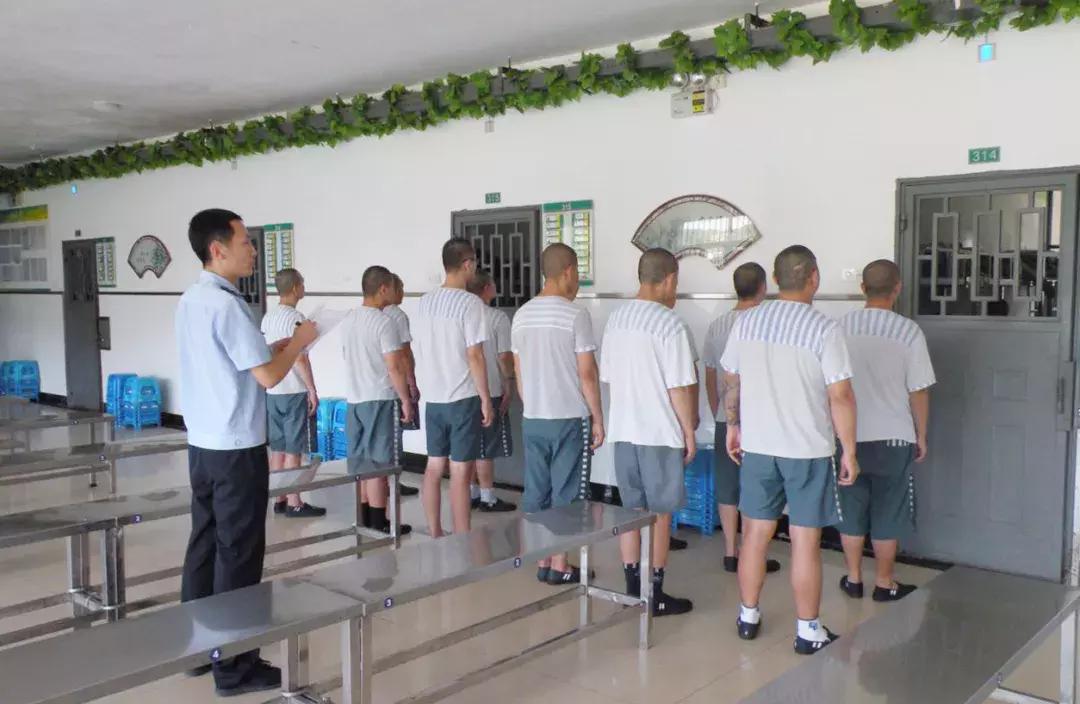 背后点名、开发教育网……监狱警察，你咋不上天？