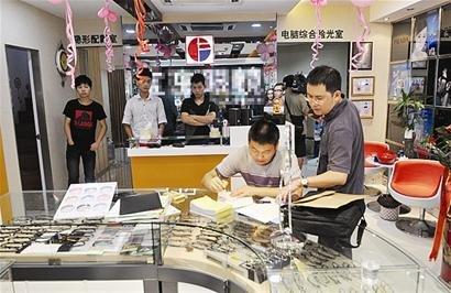 眼镜店一天营业额多少,眼镜店一个眼镜200块能赚多少钱