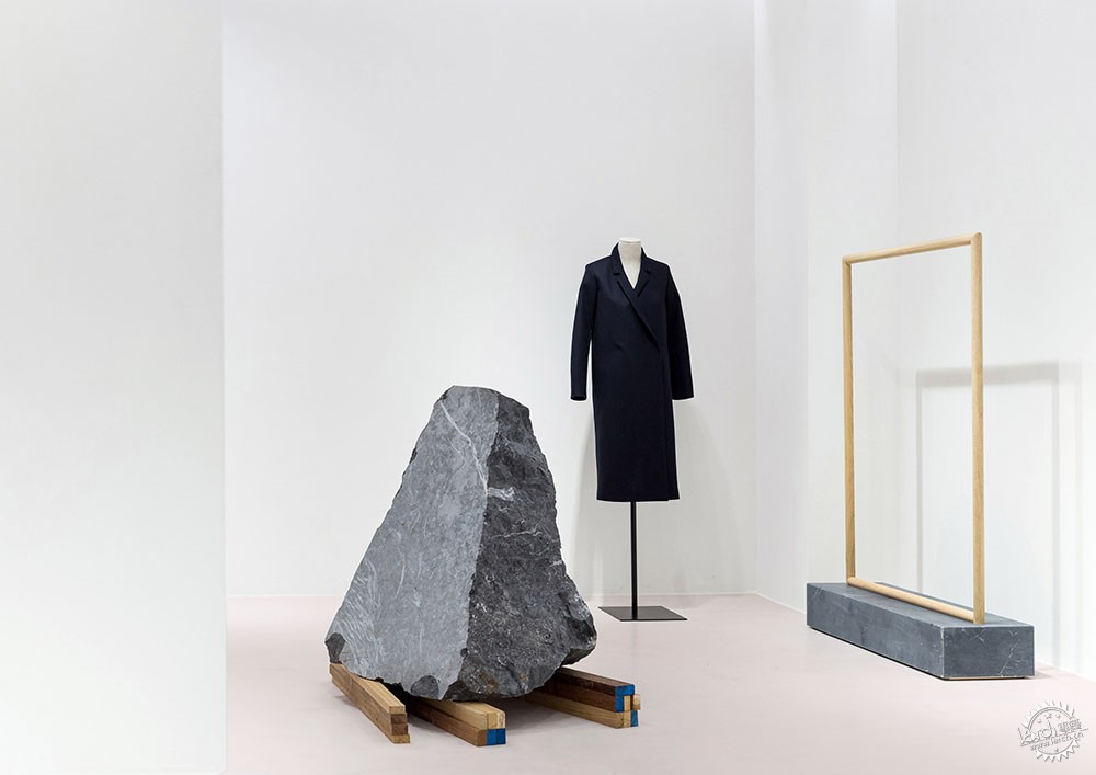 商场里高级感女装店铺装修,服装店最时髦装修