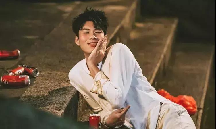 搏击名将痛批鹿晗,鹿晗倒地被暴打