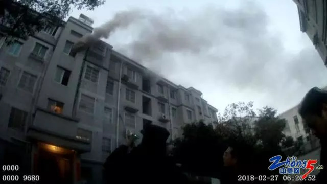 洛阳女子被男友泼汽油烧伤,女子被男子泼汽油烧伤