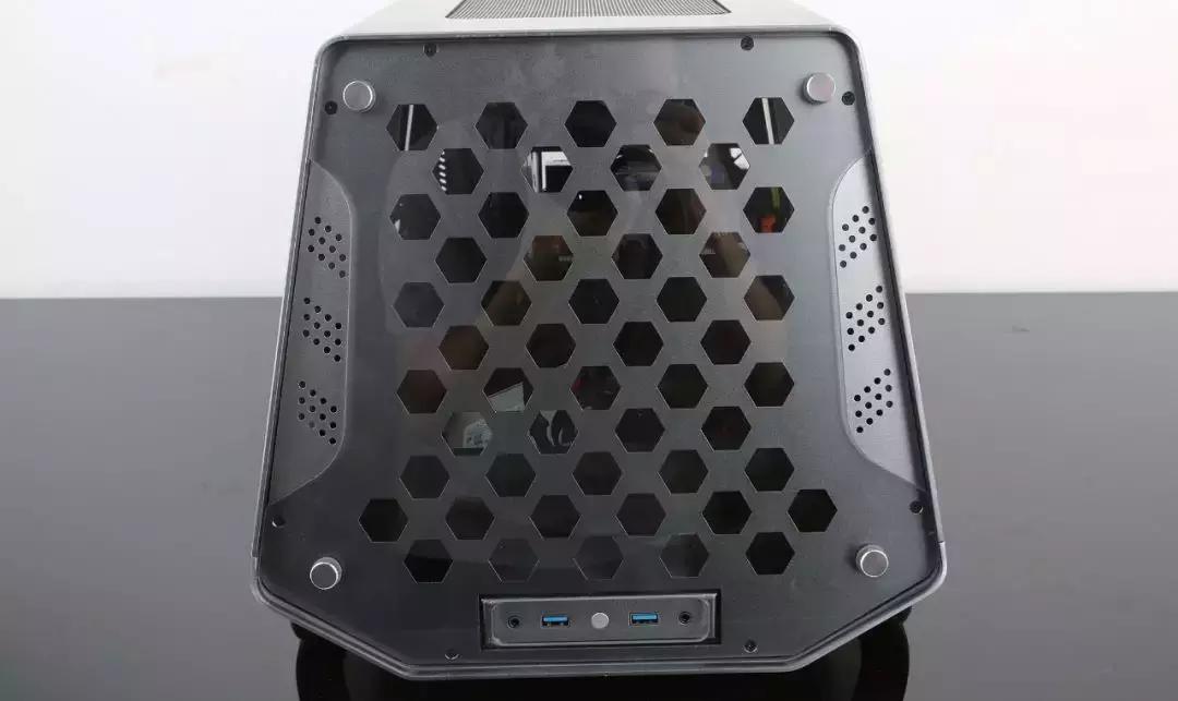 一秒就能打开！这款机箱值不值1899元？