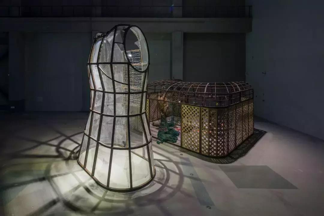 亚洲首展！开枪射画肉上绣花……这场叫“她”的展览，见识女性的力量