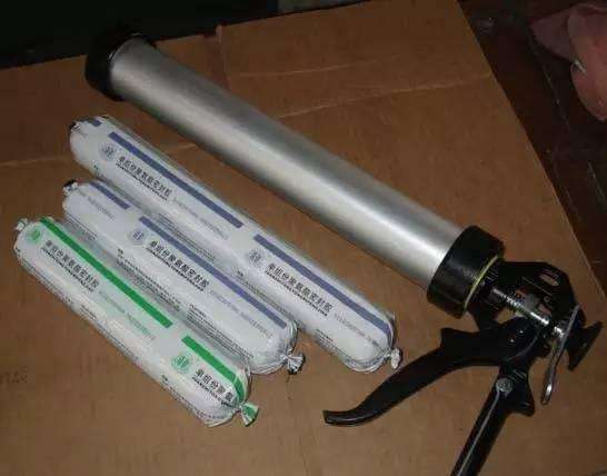 家里装修玻璃胶发黄怎么处理,家里怎么清洗玻璃胶的残留