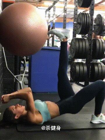 健身球瘦肚子和腰上赘肉初学者,健身球提臀训练方法