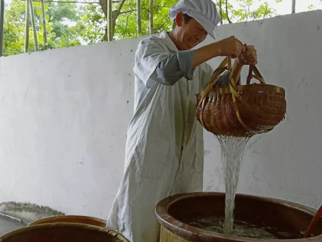 面部出油严重长痘,面部出油有痘痘不出汗