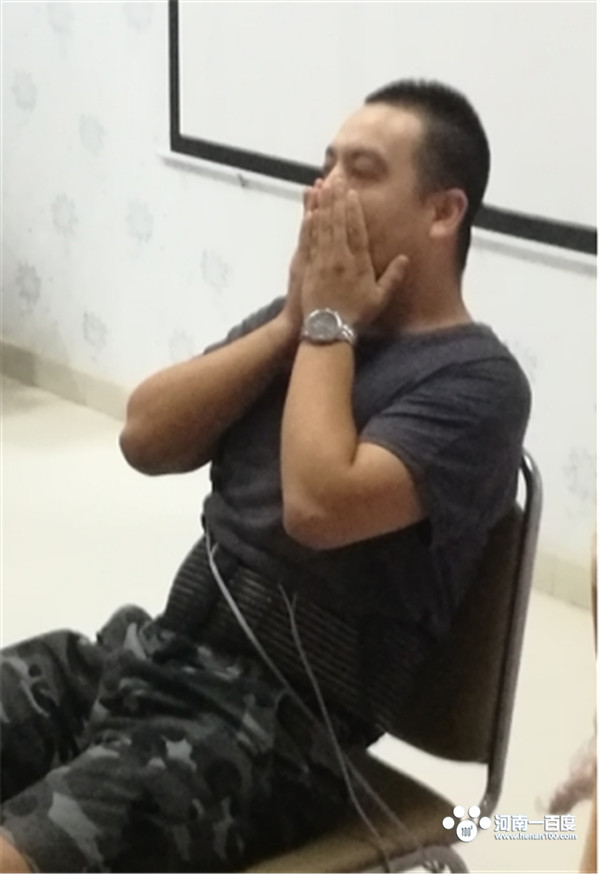 南阳圣玛医院孕妈咪课程回顾:无痛分娩,一起来“虐”爸分娩阵痛体验仪