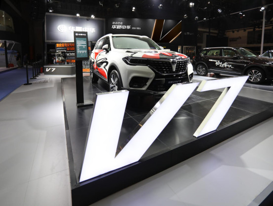 只因牵手北京时装周，华晨中华V7闪耀成都车展？