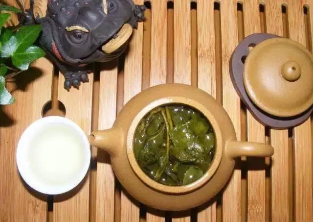 茶要多少度水冲泡,哪一类茶比较适合用90°c的水冲泡