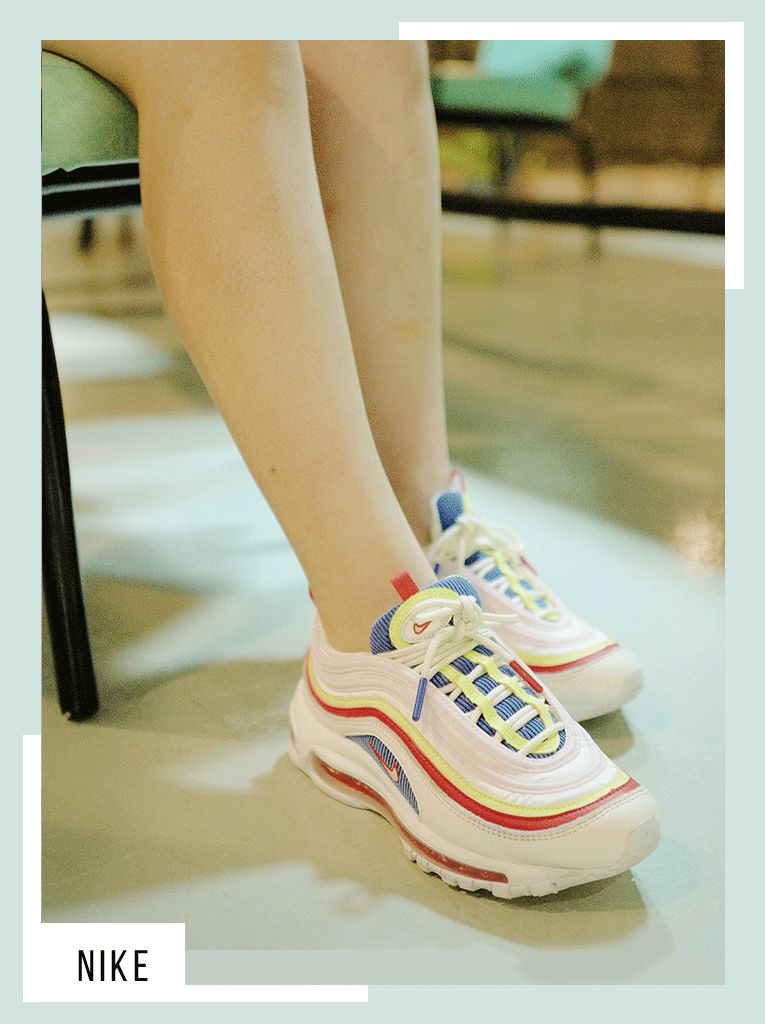 看完员工的鞋子，我哇地一声哭出来