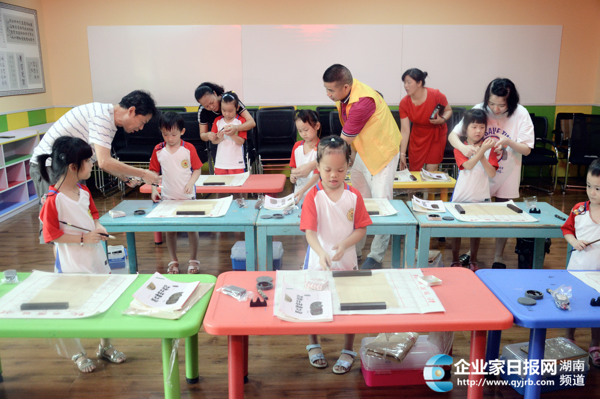 欧伯达书法艺术公益培训班在聆音学校正式开课