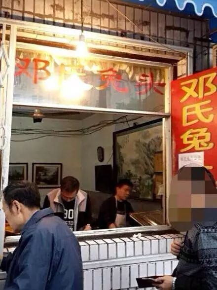 一天卖200个兔头,一天卖出1000只鸡