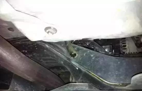 小汽车开起来后面的小孔是什么,汽车底面的好多小孔是干什么用的