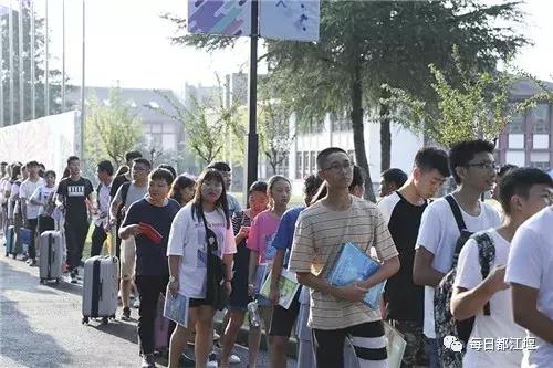 九月，我们开学啦！把天府故事读给世界听……