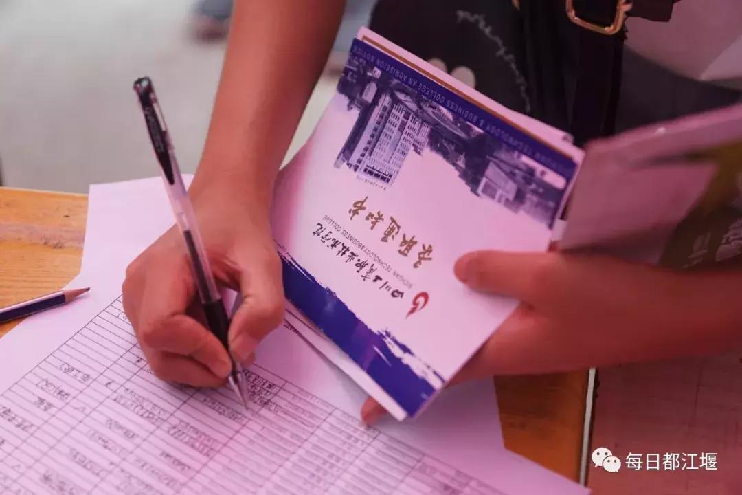 九月，我们开学啦！把天府故事读给世界听……