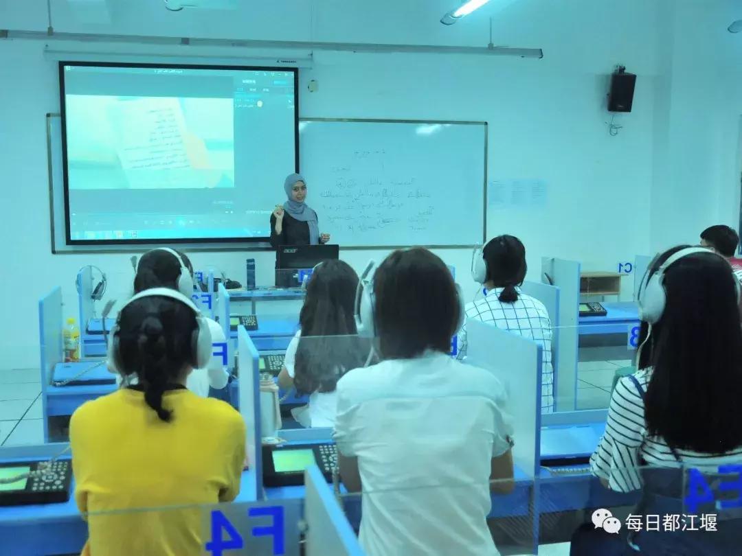 九月，我们开学啦！把天府故事读给世界听……