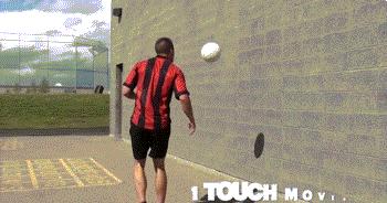 足球短距离球教学,在家就能练的足球技巧增加球感