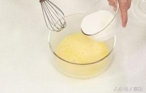 牛奶炖鸡蛋可以加蜂蜜吗,牛奶和鸡蛋可以在一起炖吗