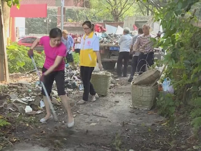 东关镇开展河道垃圾清理工作,乡镇三强化做好河道垃圾清理工作