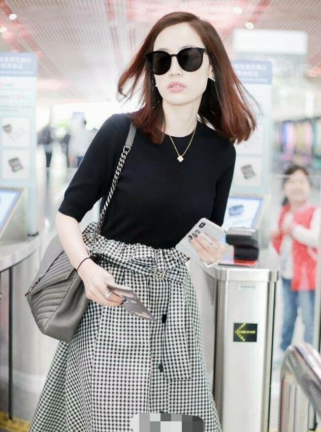 马蓉现身机场，两万块的包包和项链透露离婚后也不缺钱！