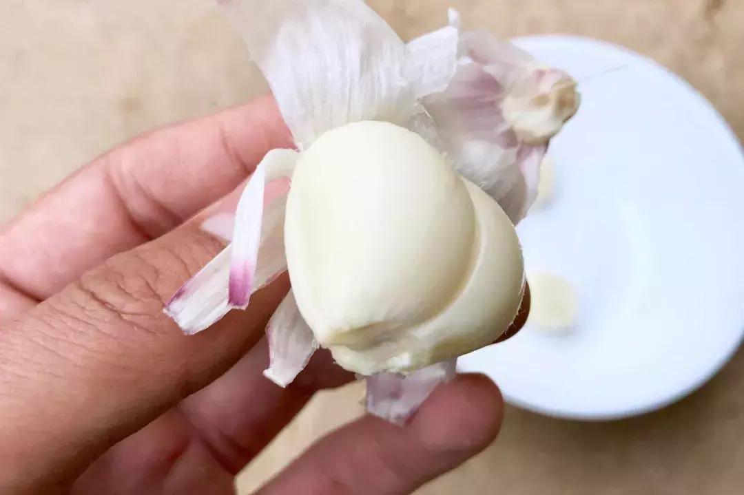 剥蒜的最快方法,剥蒜种最快的方法视频