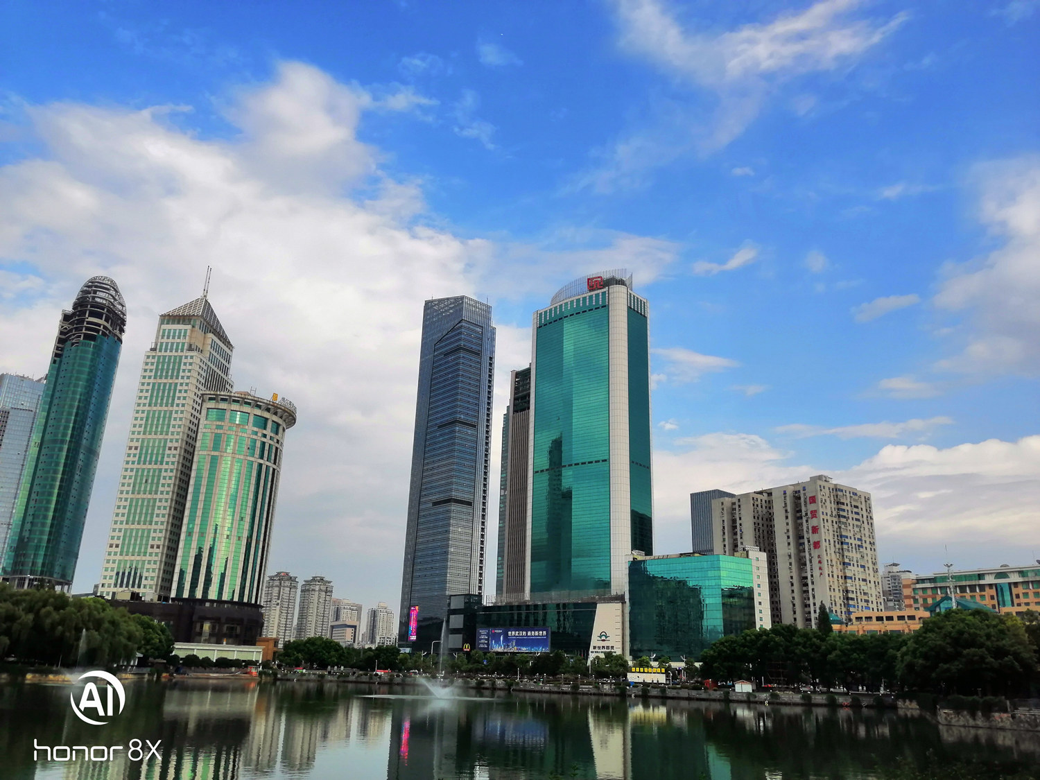 荣耀8x上手评测千元霸屏名不虚传,荣耀八魅海蓝