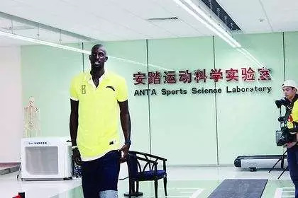 为什么众多品牌都退店了,中国的安踏如何成为世界的安踏