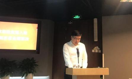 嫌拼车空调不凉女子被司机扔服务区;快递员撞人后蜗居帐篷365天