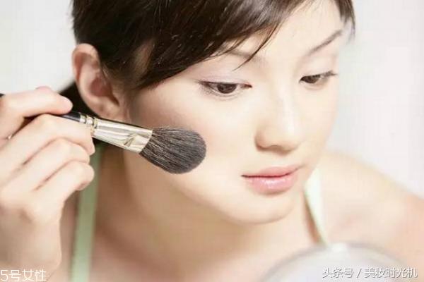 夏天脸上出油严重怎么补妆,夏天脸上容易出油怎么化妆