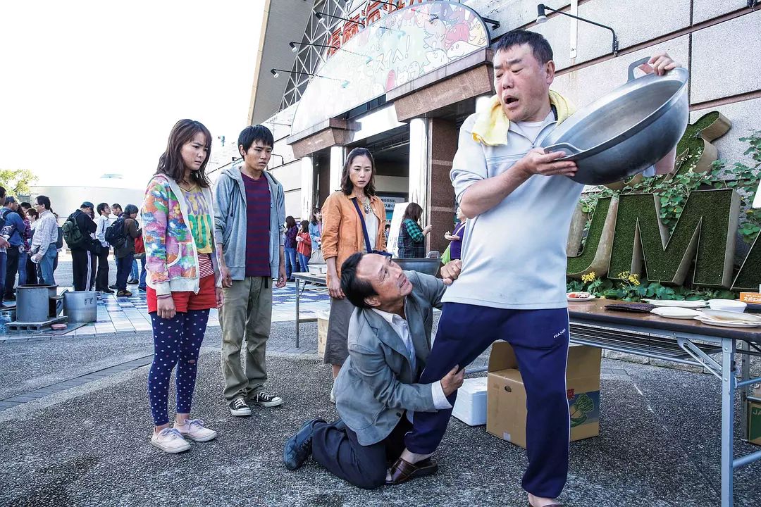 被现代文明“绑架”的家庭有多惨，这部电影拍出了答案