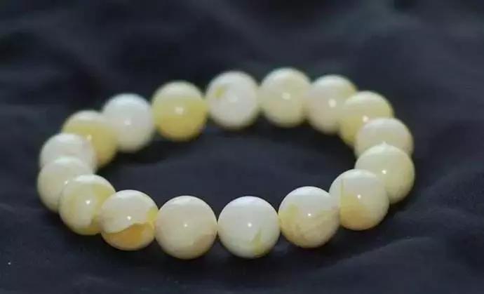 女人佩戴蜜蜡手串有哪些好处与禁忌,新手如何保养蜜蜡手串?