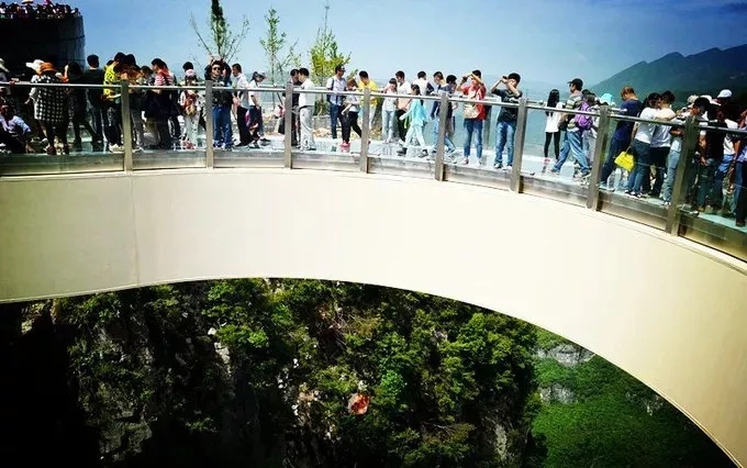 张家界天门山玻璃栈道玻璃受损,张家界天门山玻璃栈道哪个最刺激
